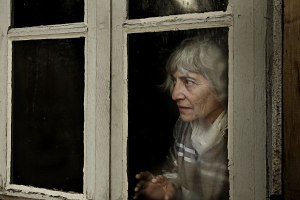 Une femme à sa fenêtre.