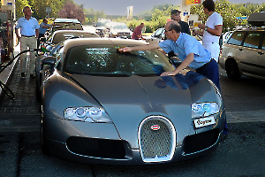 3 Le ravitaillement des Bugatti Veyron