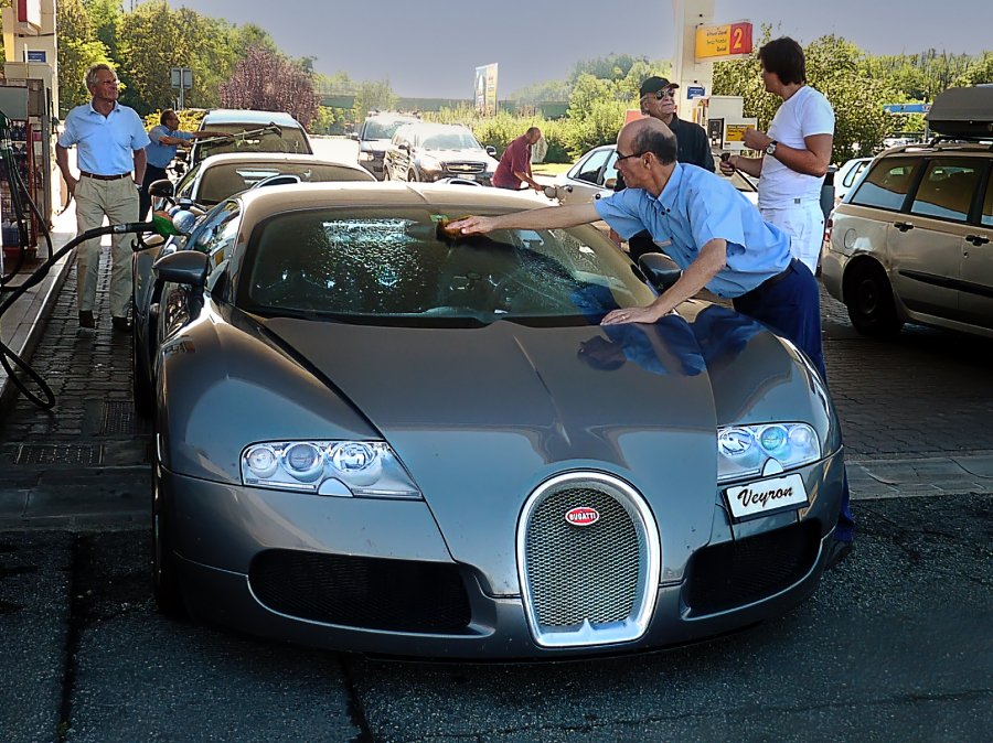 3 Le ravitaillement des Bugatti Veyron